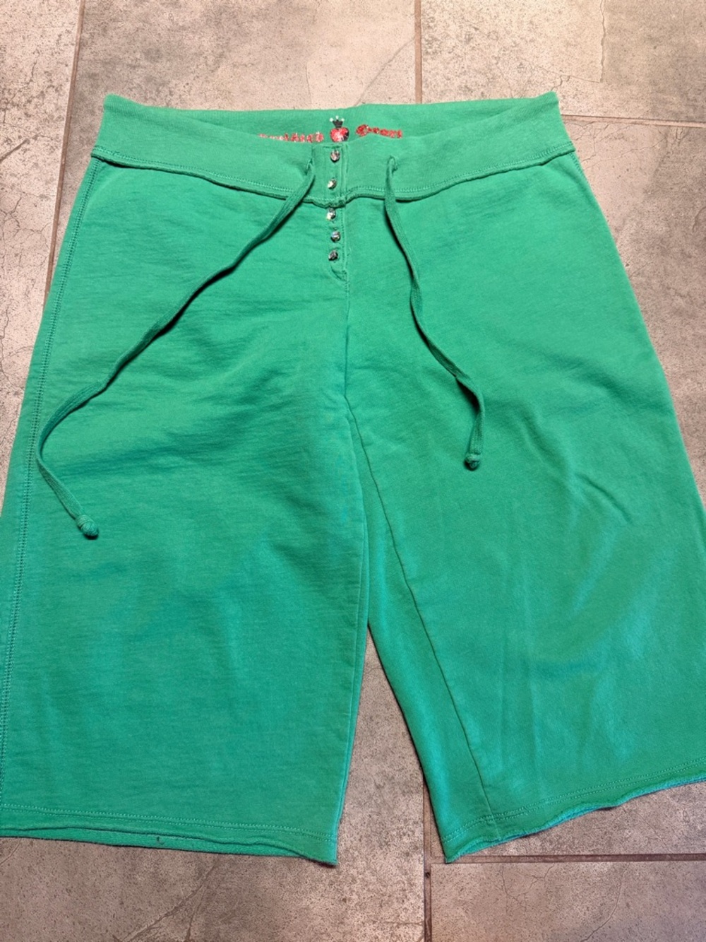 Twisted Heart green knee length sweats. Size medium